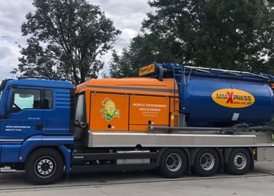 Mobiele voederfabriek in de buurt Heikruis, Vlaams-Brabant